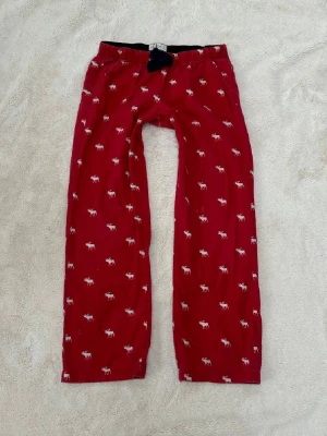 Abercrombie & fitch pyjamasbyxor  - Ett par pyjamasbyxor från Abercrombie & fitch i storlek M. Rakt över midjemått: ca 36cm. Innebenslängd: ca 72cm. Jag fraktar inom 24h, frakt med PostNord prioriteras. Se liknande plagg i min profil! 