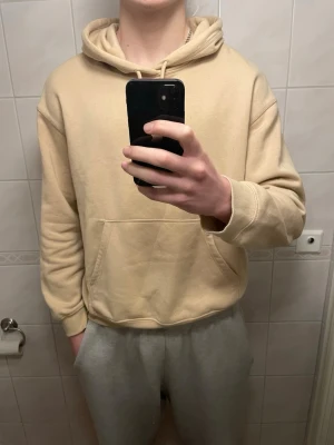 Hoodie - Snygg och puffig hoodie 