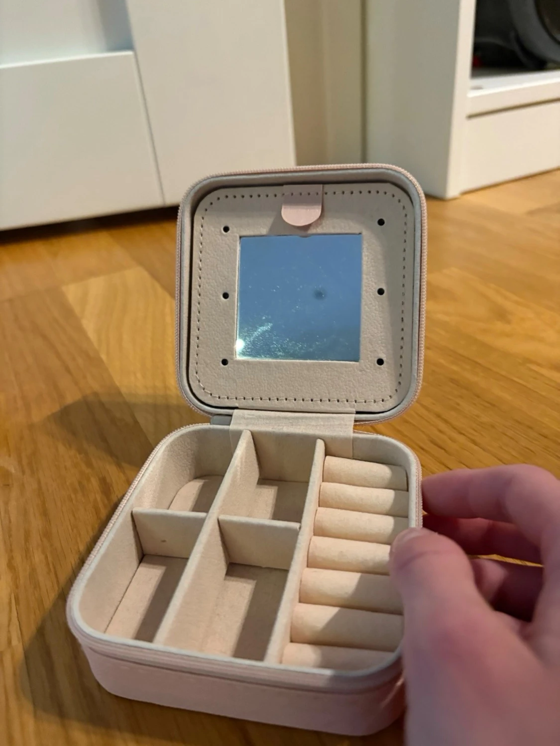 Ljusrosa smyckesask med spegel