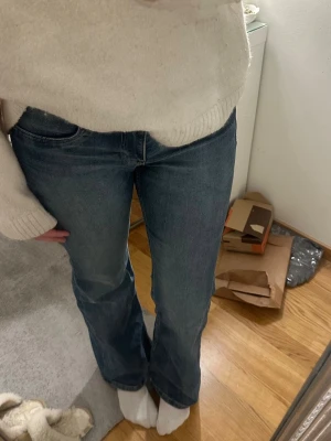 Lågmidjade bootcut jeans - Super snygga bootcut jeans! De är lågmidjade och nästan helt oanvända. Jag är ca 167 för referens 💕 pris går att diskutera