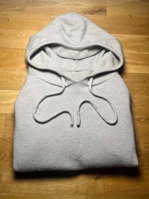 Kashmir hoodie - Tja, säljer nu en tvärfet kashmir hoodie🔥| Storlek: XS | Skick: 7/10 | Pris: 399🌟✅| Skriv för fler bilder eller mått på tröjan😊| Tveka inte på att höra av er | Pris är alltid diskuterbart😉