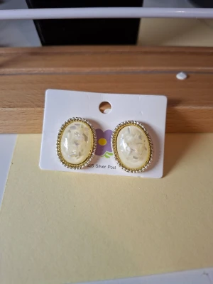 Ovala örhängen med pärleffekt - Fler fina accessoarer finns på min profil 💍  More exquisite accessories on my profile listings.