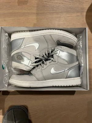 Air Jordan 1 High - Säljer mina nästintill oanvända  Air Jordan 1 Retro High CO Japan Neutral grey då dom är förstöra för mig, köpta för 3300kr på stockX, såklart äkta