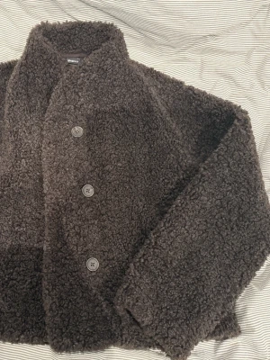 Teddy kappa Gina tricot brun  - Använt 1-2 gånger. Säljer för att jag har så många jackor. Storlek s men passar xs-m. Nyskick och gosig. Brun teddy kort kappa från Gina tricot 