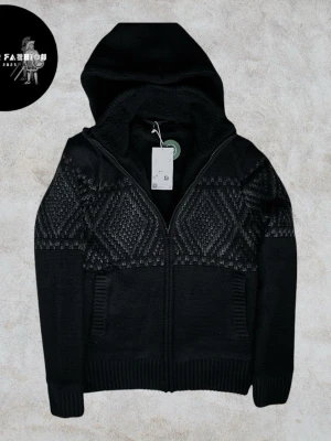 Stickad fodrad cardigan jacka - Sjukt snygg stickad cardigan jacka i svart med grå mönster, mjukt svart fleecefoder stoppning på insidan för extra värme. Den ny med etikett kvar. Storlek S men kan även M. Hör av dig för mått!                                                                               ~ Nypris okänt liknande säljs för 800-1200kr | Vårt pris 999 kr. Alla följare får rabatt, så följ! Öppen mot prisförslag!