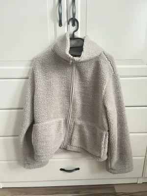 Teddyjacka - Superfin mysig Teddyjacka. Storlek m. Nyskick🩷