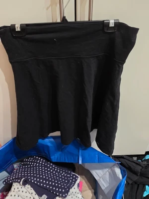 Svart kjol från Ellos, storlek L - En svart, enkel och stilren kjol från Ellos i storlek Large. Kjolen har en rak passform och är tillverkad i ett mjukt material som känns bekvämt mot huden. Perfekt att matcha med en crop top eller stickad tröja för en snygg look.