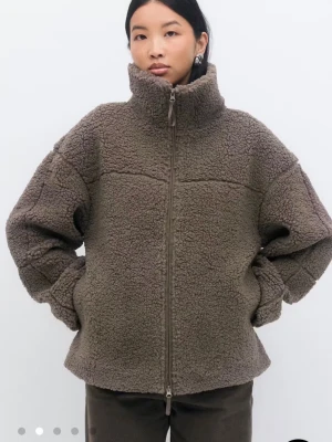 Brun teddyjacka med dragkedja - säljer min bruna teddyjacka från gina då jag inte tycker att färgen passar mig, den är använd ett fåtal gånger! skriv för bilder på💕