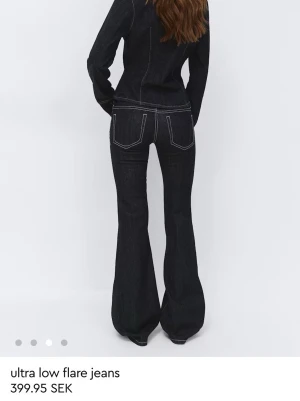 Ultra low flare jeans  - Säljer ett par super snygga low flare jeans ifrån gina som är mörkblåa med vit söm, super populära 💕💕använda en gång så nyskick