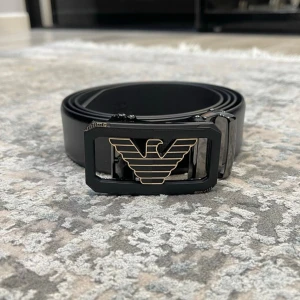 Läderbälte med automatiskt spänne – justerbar längd  - 📏 Storlekar: 130 cm & 135 cm Kan enkelt klippas i änden för perfekt passform.  🧵 Design: • Texturerat läder för en klassisk look • Slät läderfinish för en stilren, minimalistisk känsla (Bilder kan skickas vid intresse)  🔒 Automatiskt spänne: Smidigt klicksystem på insidan som sitter stadigt och enkelt justeras. Ger ett elegant och minimalistiskt uttryck.  🎨 Välj din logga: Flera loggor finns – välj din favorit. kolla min profil för alla alternativ 😊  📦 Snabb leverans 💬 Frågor? Hör av dig!