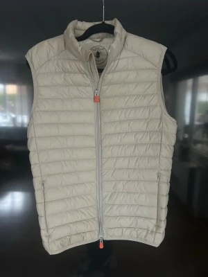 Dunväst från save the duck - Riktigt schysst väst som höjer outfiten!  Köpte den i somras och använde den nån månad och älskade den men har växt ur den under vintern nu tyvärr. Finns inga märken eller fläckar. Har försökt hitta andra liknande västar men värkar vara lite sällsynta! 