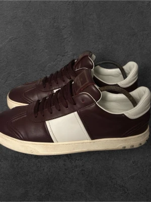 Valentino Flycrews - Vinröda Valentino Flycrews - Skick: 8/10 Fint skick alla nitar sitter kvar. INGET OG MEDFÖLJS!! - Storlek: 41 fits 42 - Pris: 2599kr - Pris kan diskuteras vid snabb affär💨- Kom DM vid fler bilder eller funderingar🥰