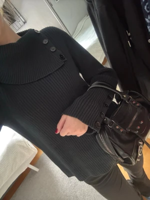 Fin stickad tröja - Säljer denna jättefina stickade tröjan för att den inte kommer till användning. Bra skick! Skriv vid frågor❤️ står 46-48 men uppskattar som S/M beroende på