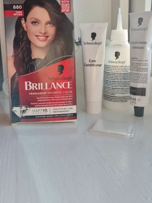 Schwarzkopf Brilliance Intensive-Color-Creme 880 Dark Brown - Schwarzkopf Brilliance permanent intensive color 880 Dark Brown. Contains a tube of color cream, a bottle of developing lotion, a tube of caring conditioner and a pair of protective gloves.  Shipping will be same day if you order during opening hours of post office other wise next day.
