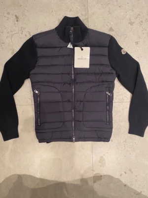 Moncler jacka  - Säljer denna pågrund av att den inte passar mig längre, jackan är i väldigt bra skick. 