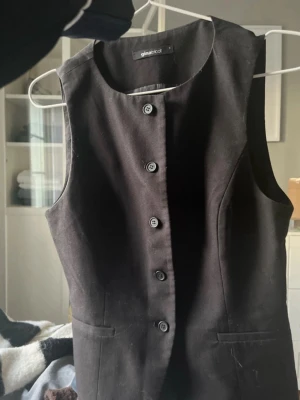 Svart väst från Gina Tricot - Superfin väst från Gina Tricot!🥰