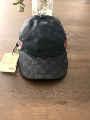 Svart Gucci Keps  - Svart Gucci keps helt ny, finns i S och M. Dm för vilken fråga som helst!🫡