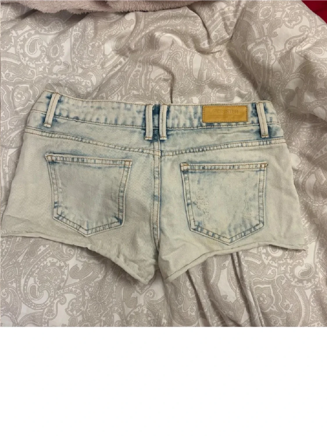 Ljusblå slitna jeansshorts - 2