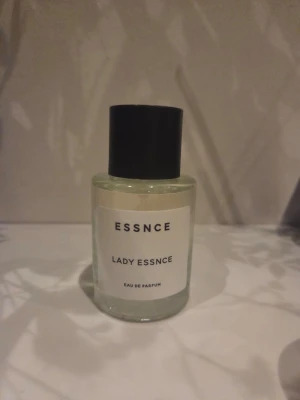 ESSNCE Parfym Lady Essnce  - Säljer parfym från ESSNCE med doften Lady Essnce. Använd ett fåtal sprut. 