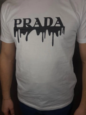 Vit  t-shirt med tryck - Klassisk passform och rund halsringning. Perfekt för dig som vill sticka ut med en trendig och stilren look.