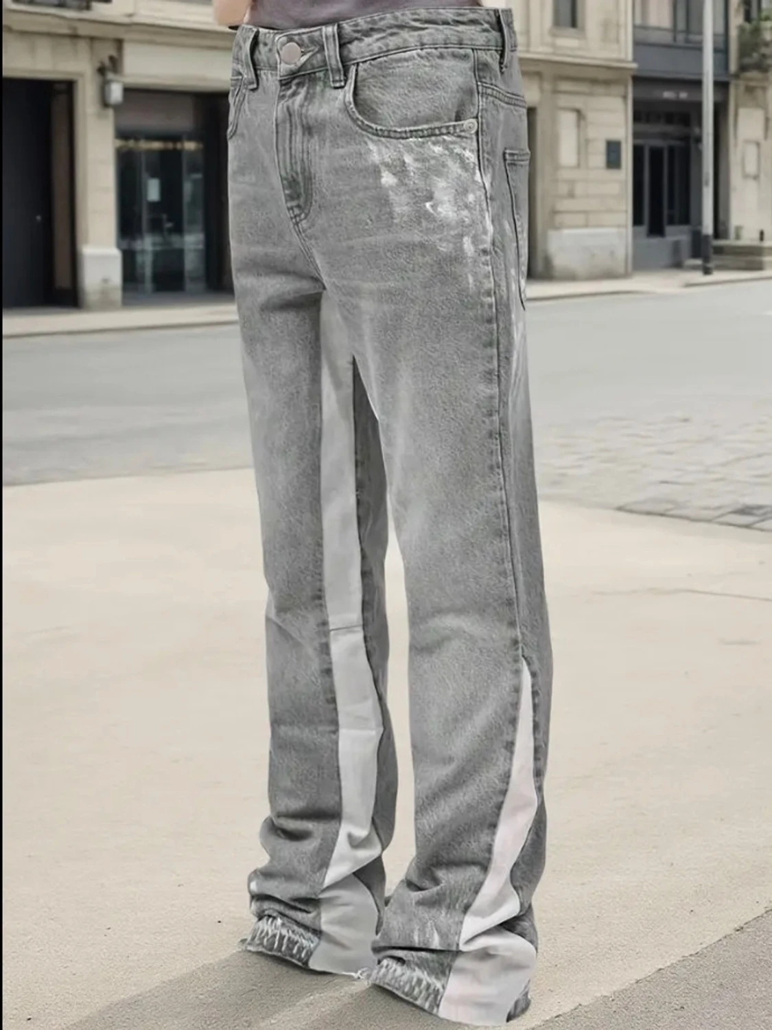 Grå jeans med vita ränder