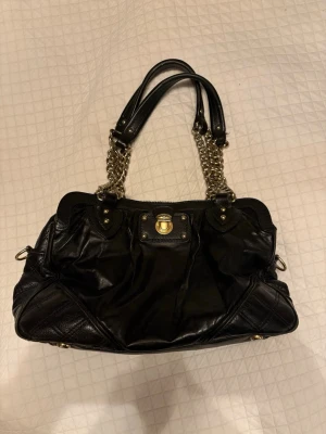 Vintage Marc Jacobs väska - Super snygg vintage Marc Jacobs väska. Använd men ändå i fint skick! Tyvärr finns inget kvitto eller liknande kvar.