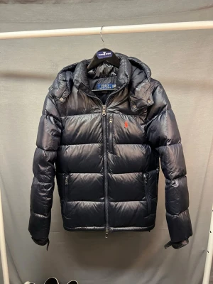 Ralph lauren gorham jacka - Fetaste vinterjackan på marknaden! Säljer denna sjukt feta ralph lauren gorham jacka! Den poppulära mörkblå glansiga modellen! Garanterad äktehet (äktehetsbevis finns, 550+ nöjda kunder ✅) nypris ca 5000kr. Size xs, modellen är 180cm ! Skick 9/10 inga defekter! Hör av dig vid minsta fundering 😊🤩