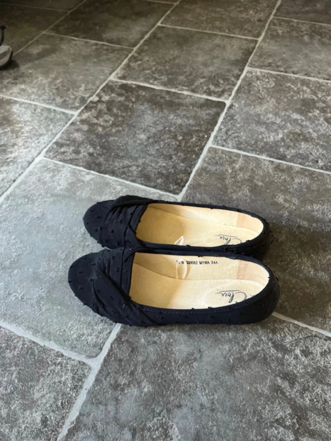 Svarta ballerinaskor med prickig textur