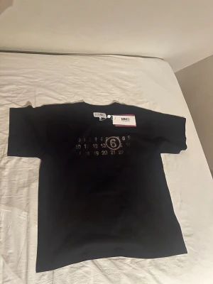 MM6 Maison Margiela t-shirt! - Säljer denna brutalt feta helt nya Maison Margiela T shirten då den var för stor. Storlek 16 barn men skulle snarare säga att den passar en M-L. Kvitto och orderbekräftelse från Giglio finns! Priset är redan bra, men kan ändå diskuteras!