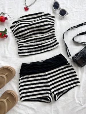 Randiga stickade shorts svart/vit - Säljer stickat set med svartvita ränder och bred midja. Aldrig använd 