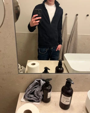 Full zip tröja - Säljer denna feta full zip tröjan från mango i storlek xs(164). Killen på bilden är 175 och tröjan är marinblå. Hör av er vid frågor och priset är ej hugget i sten