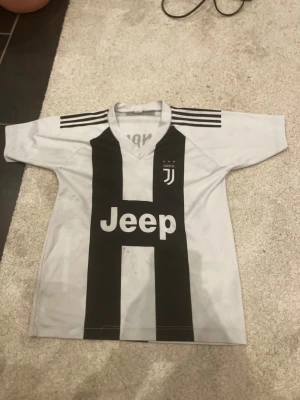 Ronaldo Juventus  - Ronaldo juventus fotbolls tröja knappt använd