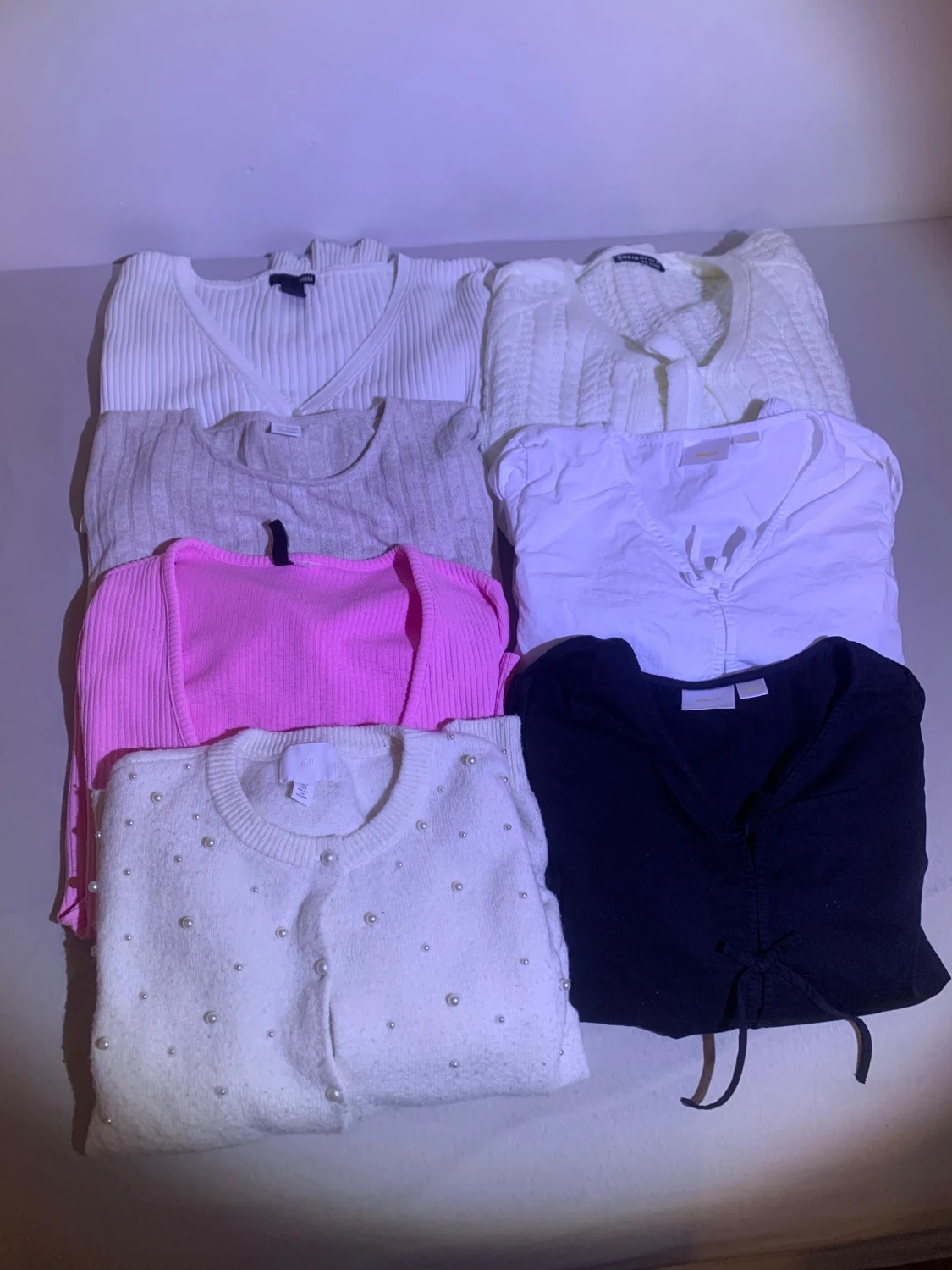 Mix av koftor och tröjor i olika färger - 1