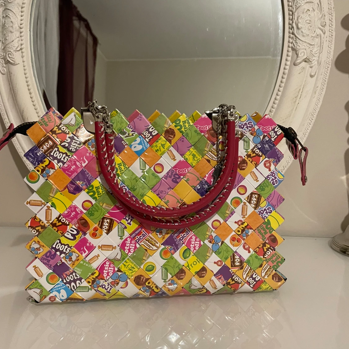 Färgglad handväska av godispapper