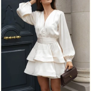 Student klänning/ vit klänning  - Säljer denna super fina klänningen från feeling Friday då den aldrig kommit till andväning. Nypris på klänningen är 1447 kr men då det blev tullavgift så blev det över 2000 kr därav priset 🩷skriv vid intresse , och pris kan diskuteras 