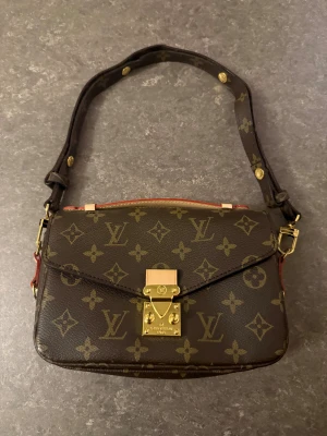 Brun axelväska - Köpt utomlands.