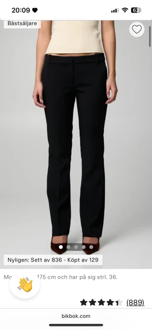 Svarta kostymbyxor från Bik Bok  - VERA FLARE KOSTYMBYXA. Snygga svarta kostymbyxor från Bik Bok med klassisk rak passform och midwaist. Byxorna har bälteshällor och diskret knappstängning framtill. Perfekta för en clean och stilren look.