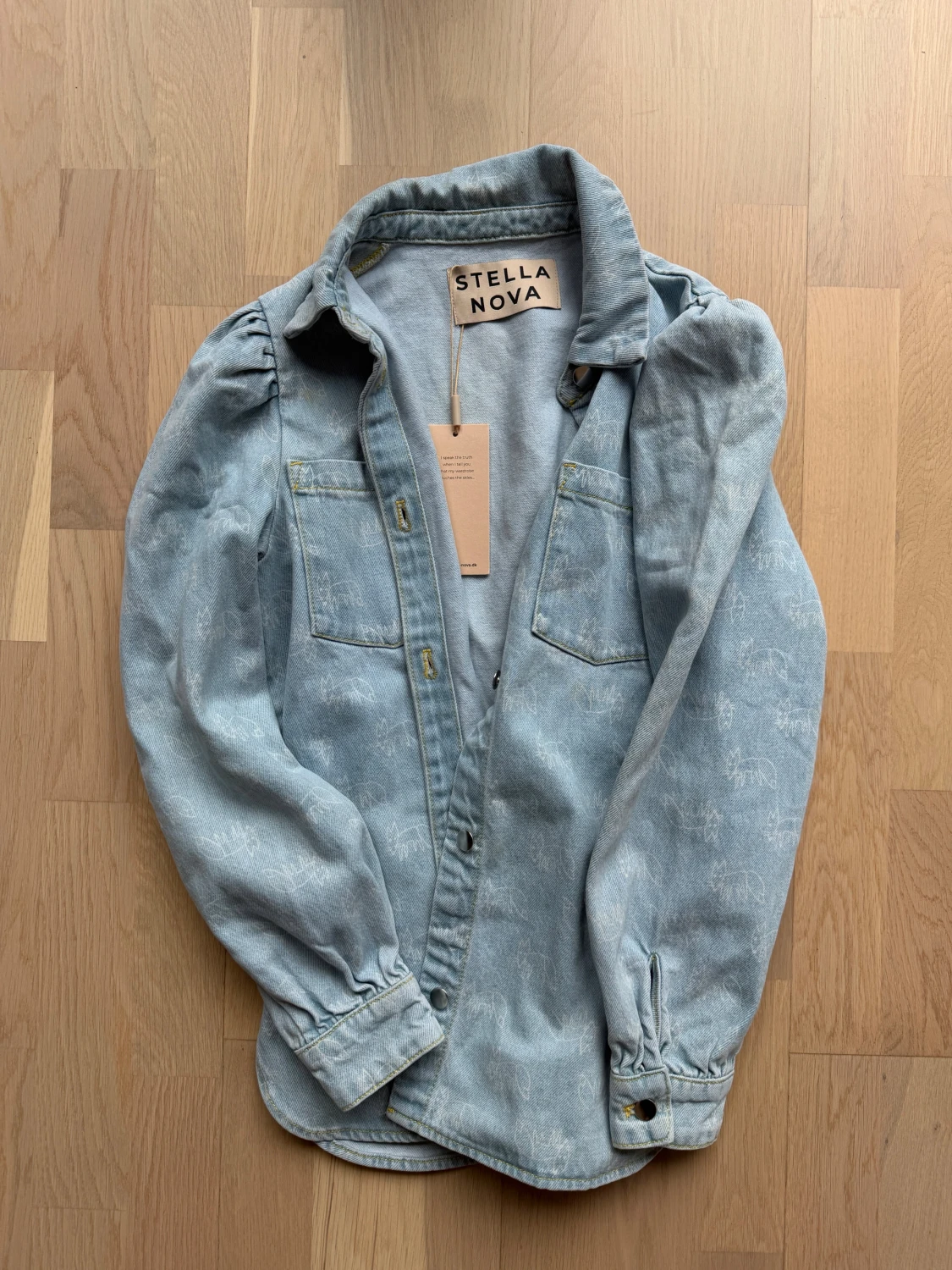 Blommig jeansskjorta från Stella Nova