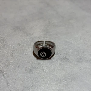 8 Ball ring - Fräsch silverring ”8 ball”, justerbar.