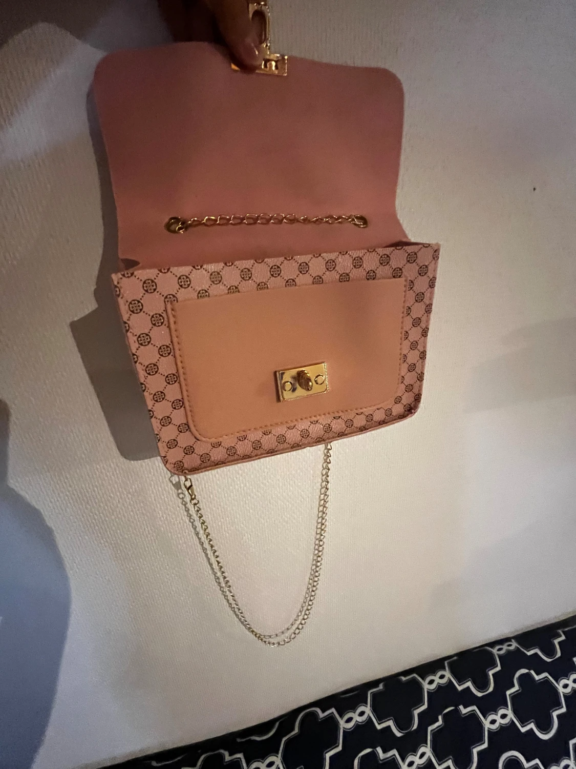 Rosa handväska med päls och kedja - 1