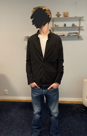 Tommy Hilfiger skjorta - Svart Tommy Hilfiger skjorta. Modellen är 173 cm, skjortan är storlek 164. Riktigt snyggt till både fest och vardagen🤙