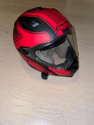 Svart och röd motorcykel hjälm. - Svart och röd motorcykel hjälm. 