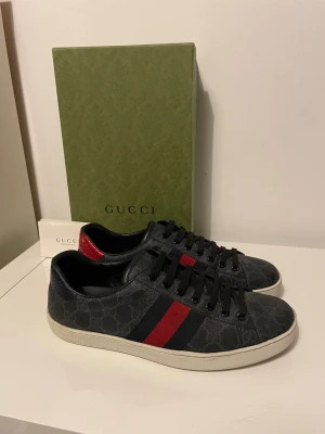 Gucci ace skor  - Säljer nu dessa Svarta Gucci ace skor i uk 7 som motsvarar storlek 41, skriv för fler bilder/frågor🙌🏼