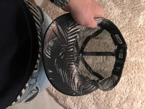 Svart White Sox keps New Era 59FIFTY - Snygg svart keps från New Era 59FIFTY med White Sox-logga i vitt framtill och ASG 2021-stjärna på sidan. Kepsen har mesh-paneler bak för extra ventilation och platt skärm med coolt mönster undertill. Perfekt för dig som gillar sportig streetstyle.