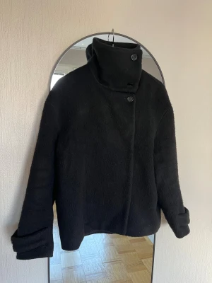 Svart kappa arket - Svart kappa från arket i alpackaull/ullblandning, med hög krage. Knappt använda, superfin.