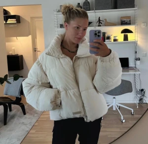 Pufferjacka från Sixth June - Säljer en beige pufferjacka från Sixth June i storlek 2XL. Jag är själv small / medium men den passar bra för oversized modell. Jackan har en schysst oversized passform, hög krage och två sidofickor. Den är quiltad och har dragkedja framtill. Perfekt för dig som gillar streetwear och vill ha en riktigt fet jacka till vintern. 