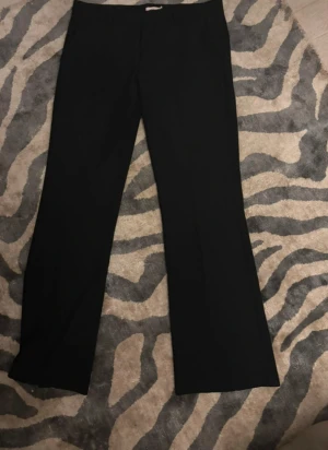 Svarta bootcut kostymbyxor - Ett par kostymbyxor från Nelly som är använda fåtal gånger och är i mycket bra skick. Storlek 40 men passar 38 bättre🤩