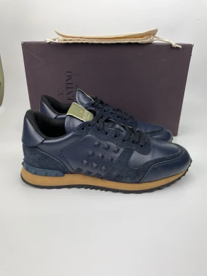 Valentinos rockrunners  - December REA! Hej, säljer nu dessa svin snygga valentino skor. Skorna är i nyskick! Begränsat antal boxar och dustbag. Hör av dig vid frågor. 