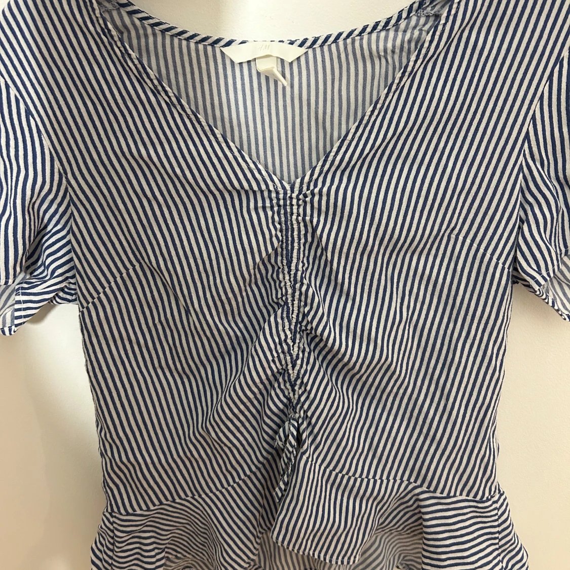 Randig blus med volangdetalj