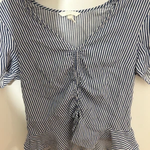 Randig blus med volangdetalj - Säljer denna söt blus. Köpt på vinted💗 